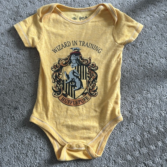 Harry Potter Onesie HufflePuff - Picture 1 of 2